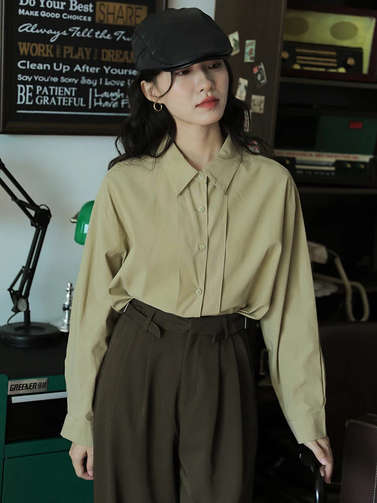 大人可愛い服 40代コーデ | レトロ長袖シャツで実現する、心の余裕をもたらすスタイル