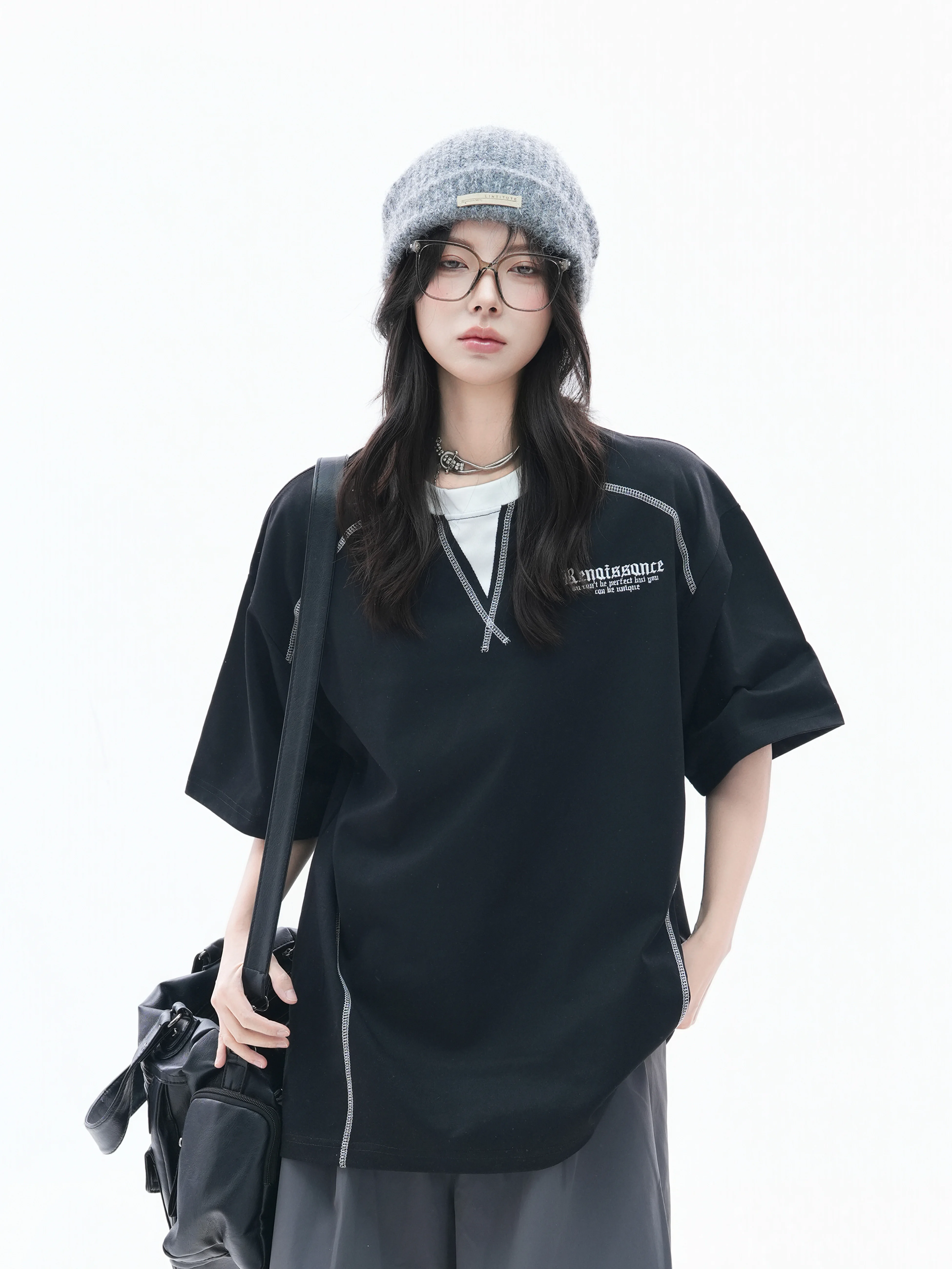 モダン スタイリッシュな短袖Tシャツ：極上の柔らかさとデコンストラクション風デザインの実用性解析
