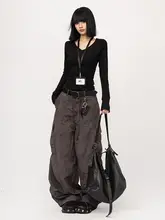 シンプルなVネック長袖ブラックTシャツ【女性用・秋冬・スリムフィット】