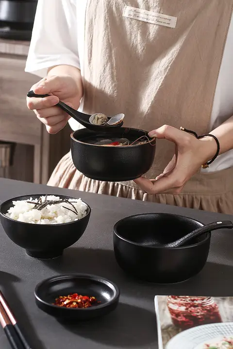 シンプルデザインの黒い米飯碗【家庭用・陶器製・高級感ある食器】