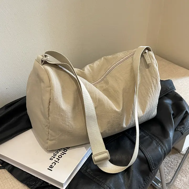 シンプルデザインの斜め掛け柔らかナイロンバッグ【防水・日常使い・肩掛け対応】