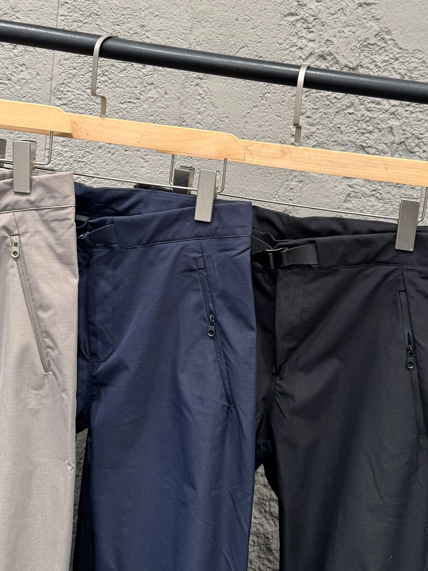 アウトドア パンツ メンズ どう選ぶ？通気性と軽量が融合した「春夏用軽量パンツ」の本物の使い勝手とは