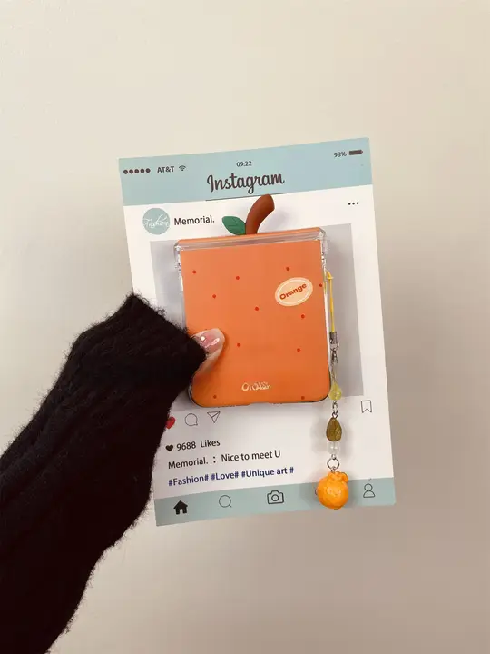 オレンジドットデザインのスマートフォンケース【折りたたみ式・対応機種多数・クリエイティブなオレンジチャーム付き】