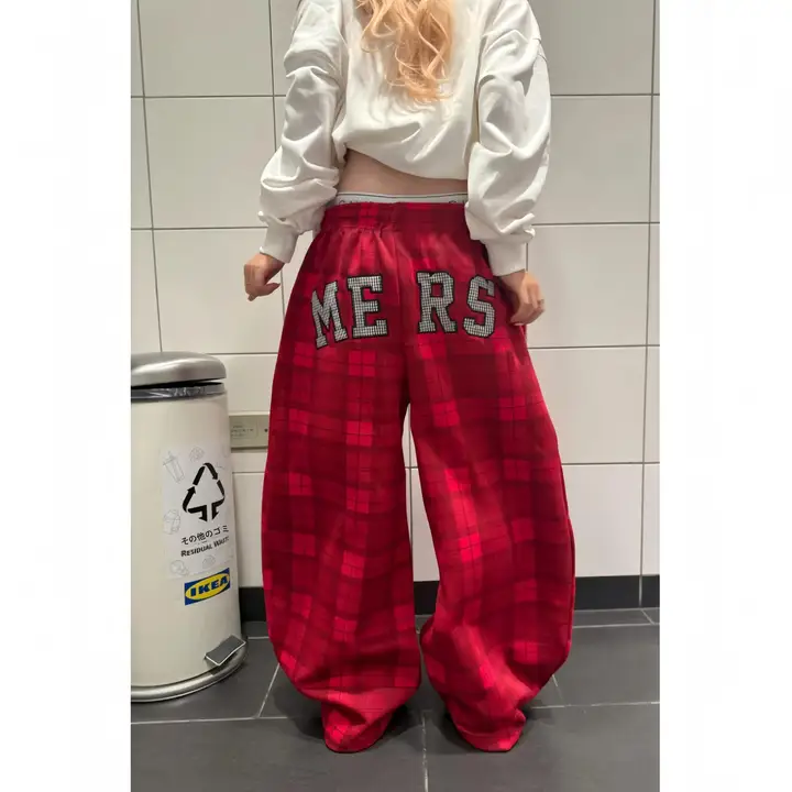 スポーティーな刺繍入りトレーニングパンツ【カジュアル・チェック柄・フィット】（セットアップ対応）