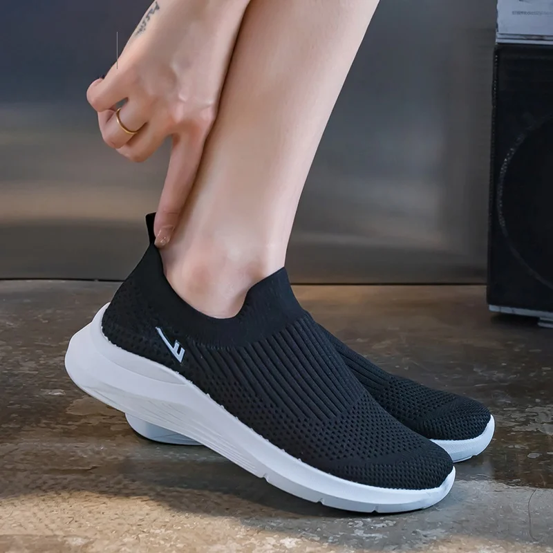 軽量の夏用女性用スリッポンシューズ：通気性と快適歩行を実現