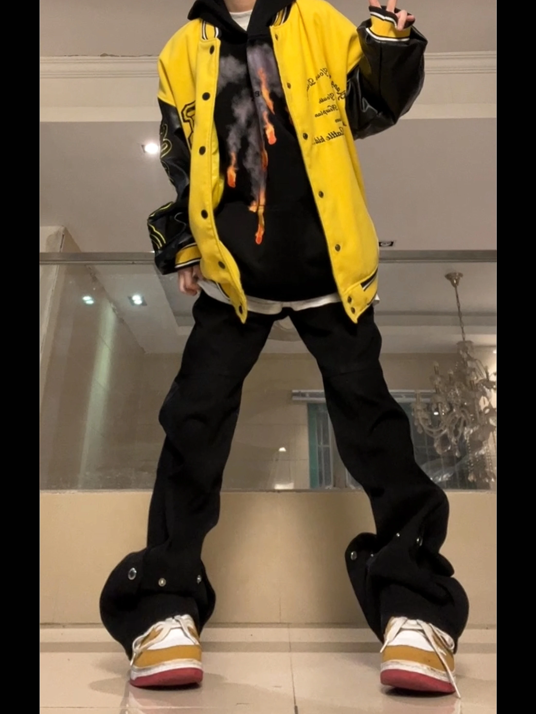 かっこいいズボン メンズ どう選ぶ？黒いワイドストレートが通勤から夜のデートまで支える理由