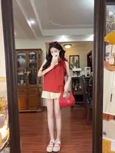 優雅な印象の赤いノースリーブトップスと不規則なショートパンツ（セットアップ対応）