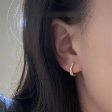 洗練されたデザイン！S925シルバー製の交差二重ライン輝きイヤリング【エレガント・高級感】