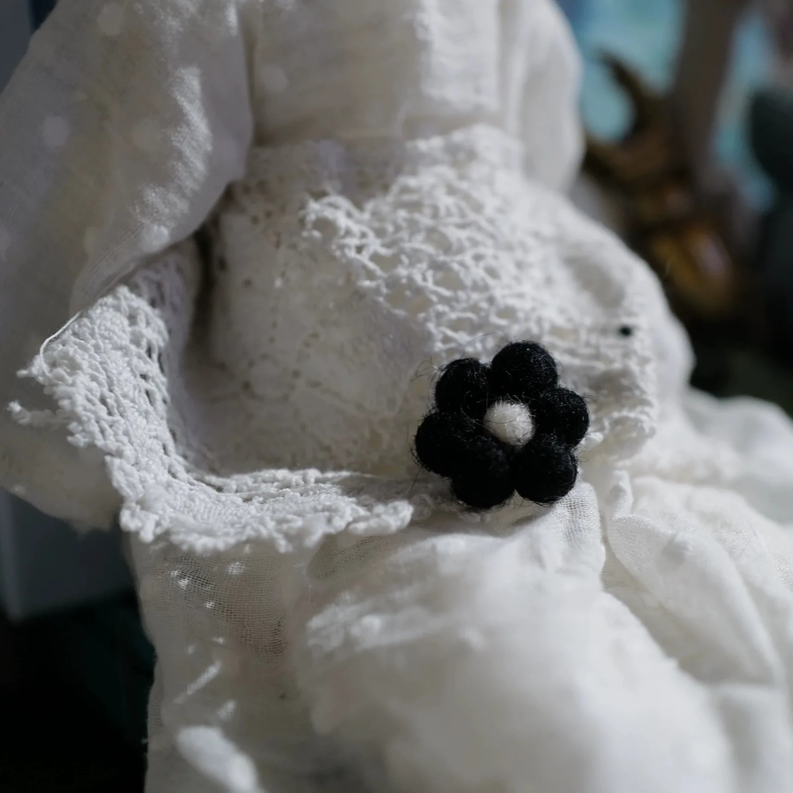 ドイツ製ウールフェルト ブラック花びらとホワイト中心の装飾品：手作りオーナメントの定番としての実用性とデザイン性