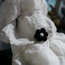 ドイツ製ウールフェルト ブラック花びらとホワイト中心の装飾品