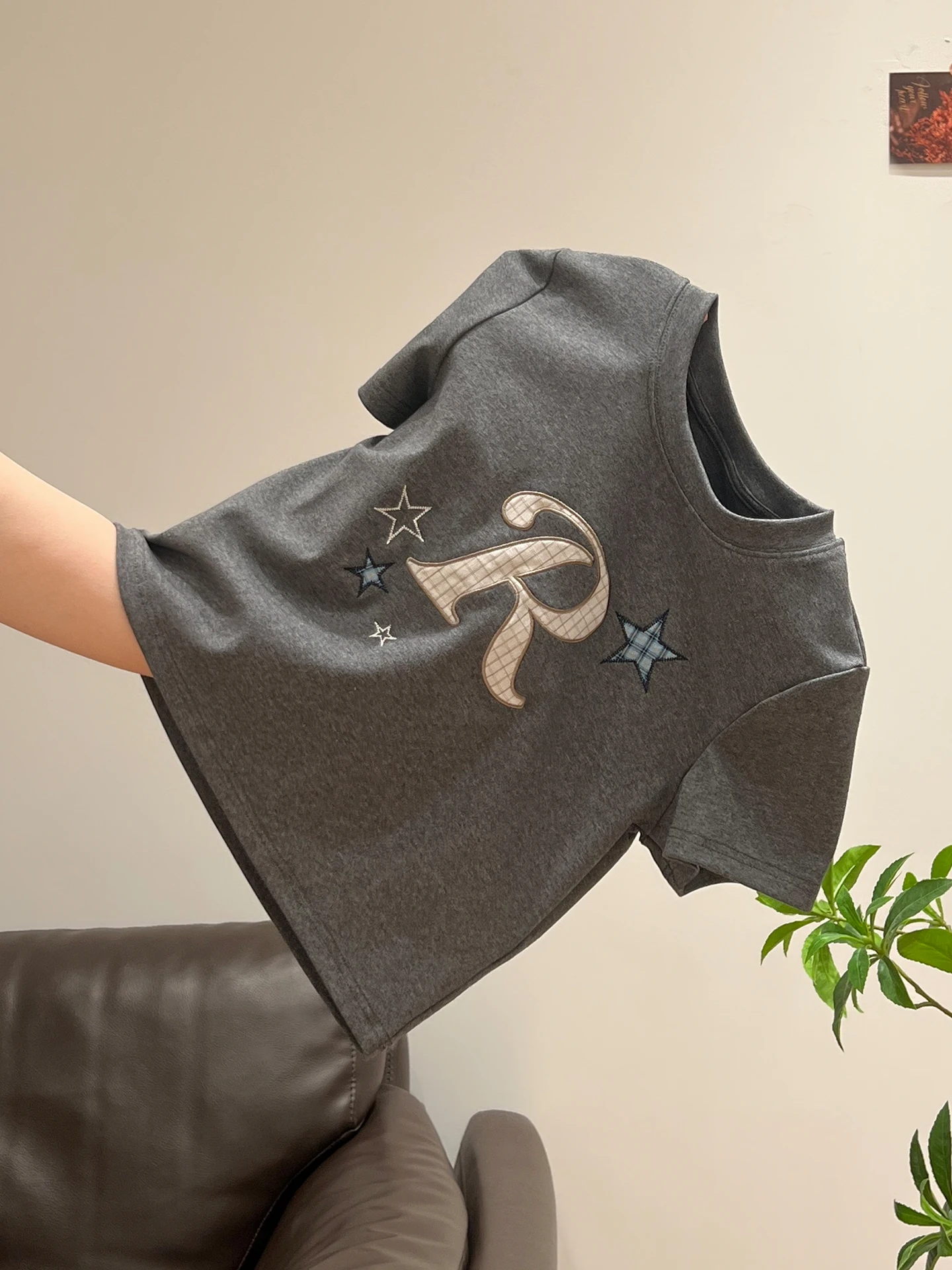 「tシャツ 小さい」はどうやって選ぶ？刺繍入りの修身型Tシャツが通勤スタイルを救う理由