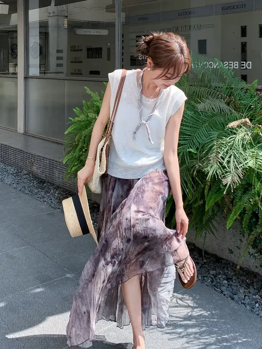 リラクシングニットタンクトップとグラデーションプリントスカートの女性用夏季コーディネート（セットアップ対応）