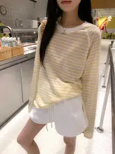 春にぴったりなイエローラインのラウンドネック長袖Tシャツ【レース切り替え・スタイル】とショートパンツ（セットアップ対応）