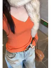 オレンジのVネックニットセーター【レトロなツイストデザイン・スリムフィット・長袖】