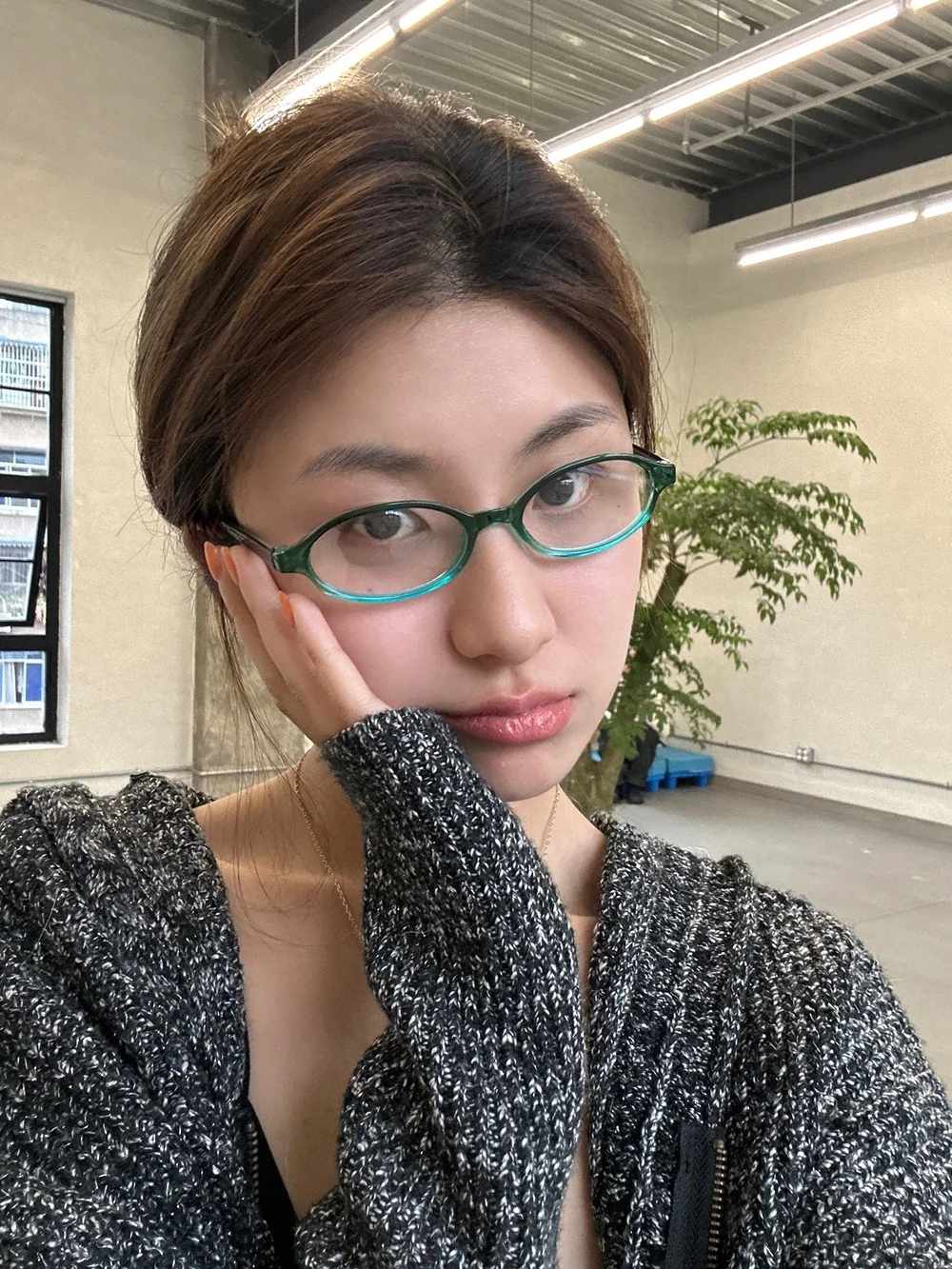 メガネのコーデで顔が小さく見えるのは、本当にこれだけ？