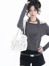 個性的なハイネックデザインのグレーショートトップス【フィット感・アシンメトリーな袖】