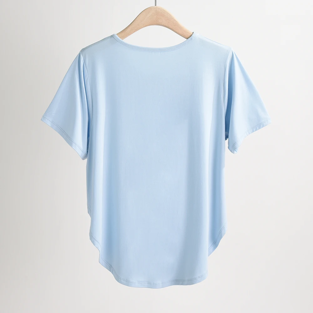 ストリートファッションの本質とは？ピンクTシャツで学ぶ自然なスタイル