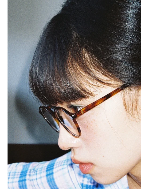 30代の老眼チェックや50代の若く見えるメガネに悩むなら、このクラシックな楕円形フレームが救う