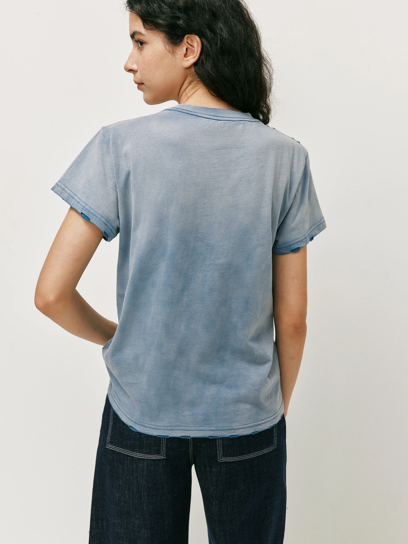 黒Tシャツが色褪せするのを防ぐには？アメリカンビンテージ風のダメージ加工Tシャツが解決する理由