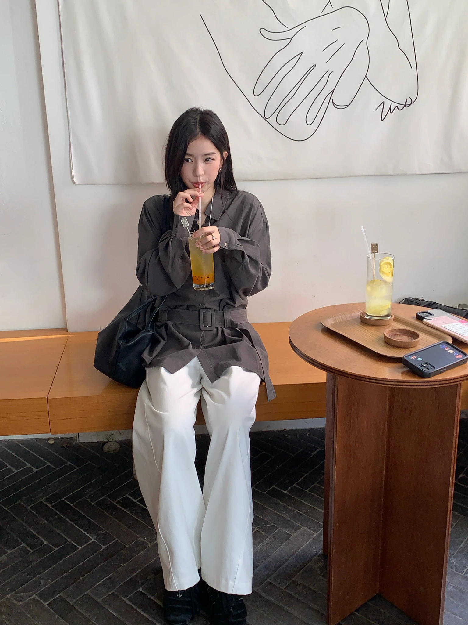 紺シャツコーデで失敗しない着こなしは？