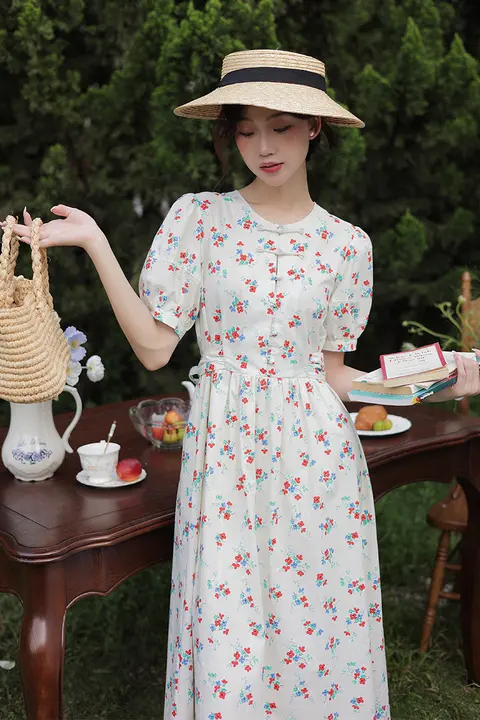 フレンチスタイルのラウンドネックコットンフラワープリントロングドレス