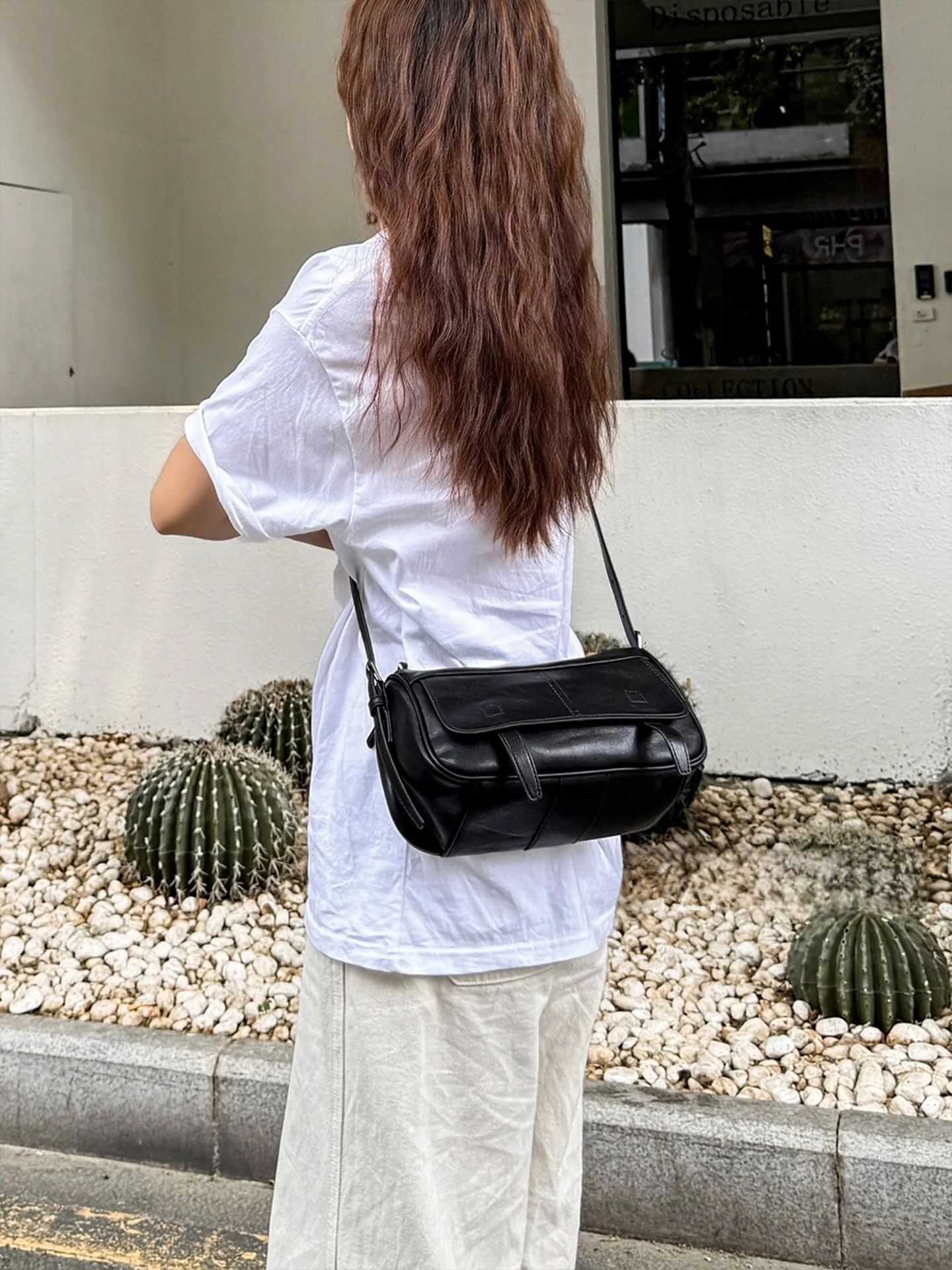 レトロで多用途なワンショルダーボディバッグ：どんな服にも合うシンプルショルダーバッグの実用性と使い方