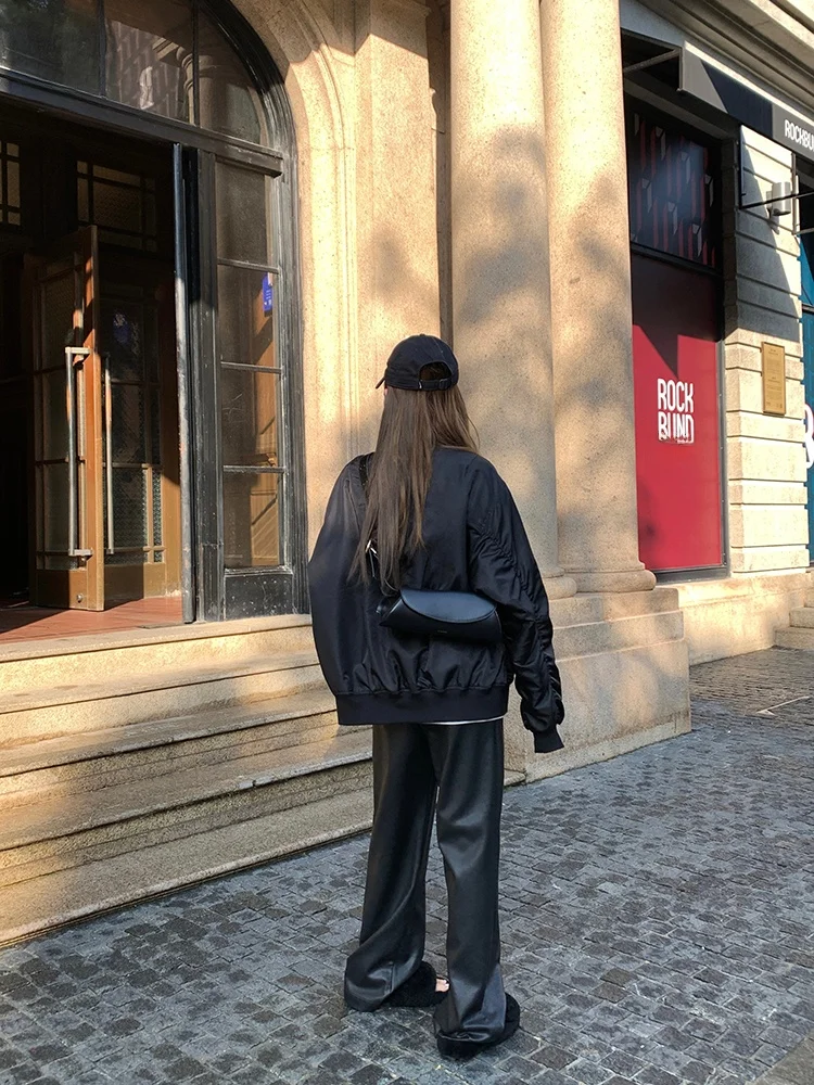 2026秋冬トレンド パンツ どんな風に着る？レザー風フレアパンツが「女性らしい」スタイルを創り出す理由
