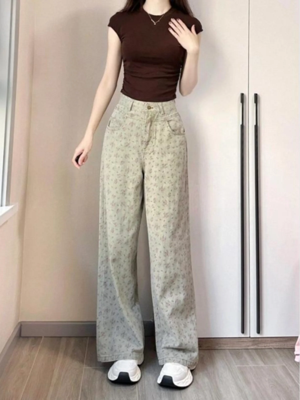 大きいサイズのフラワープリントデニムパンツ：春から秋まで使えるハイウエストワイドレッグのコーデパターン