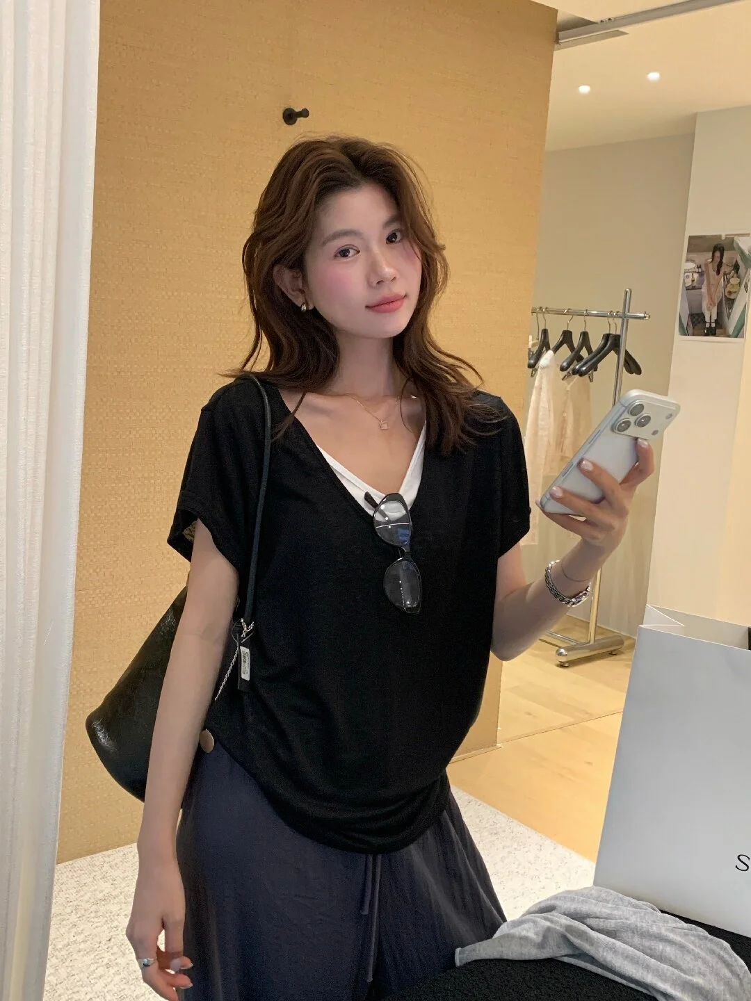 ショート丈トップス 韓国風 Vネックトップス：通勤シーンでの着用実績とスタイル提案