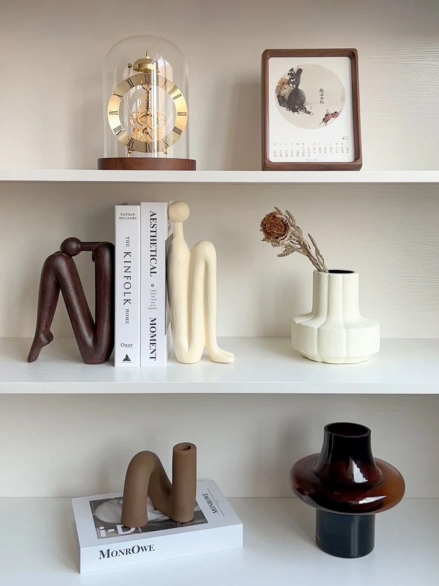 リビングのアクセントに使える小物を3つでどう彩る？ 3つの生活シナリオで解説する、見せる収納と心地よい空間づくりのコツ