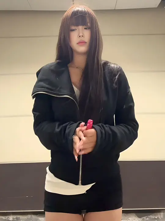 不規則デザインのフード付き黒短丈スウェットジャケット【春秋用・ジッパー仕様】