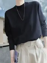 シンプルなデザインのバックラインが特徴のゆったりとした長袖Tシャツ【女性用・クルーネック】