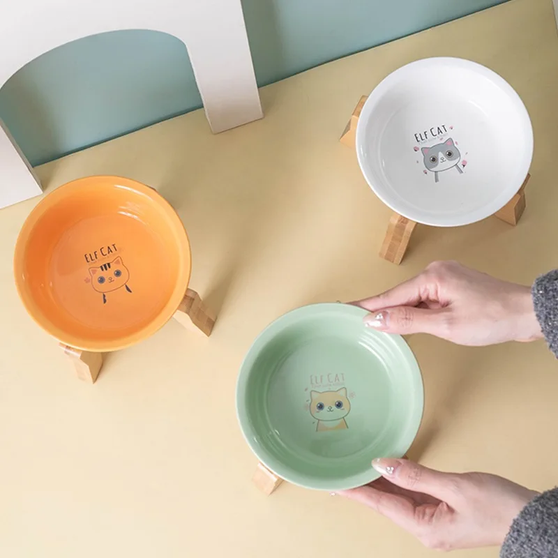 猫犬用セラミック食器：木製スタンド付きで転倒防止の高さ設計