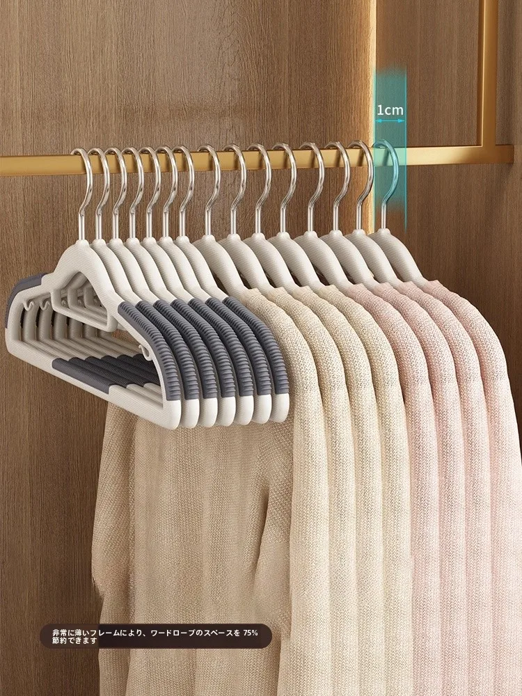 服掛け棚の省スペース設計：無痕・滑り止めハンガーで大衣を保護
