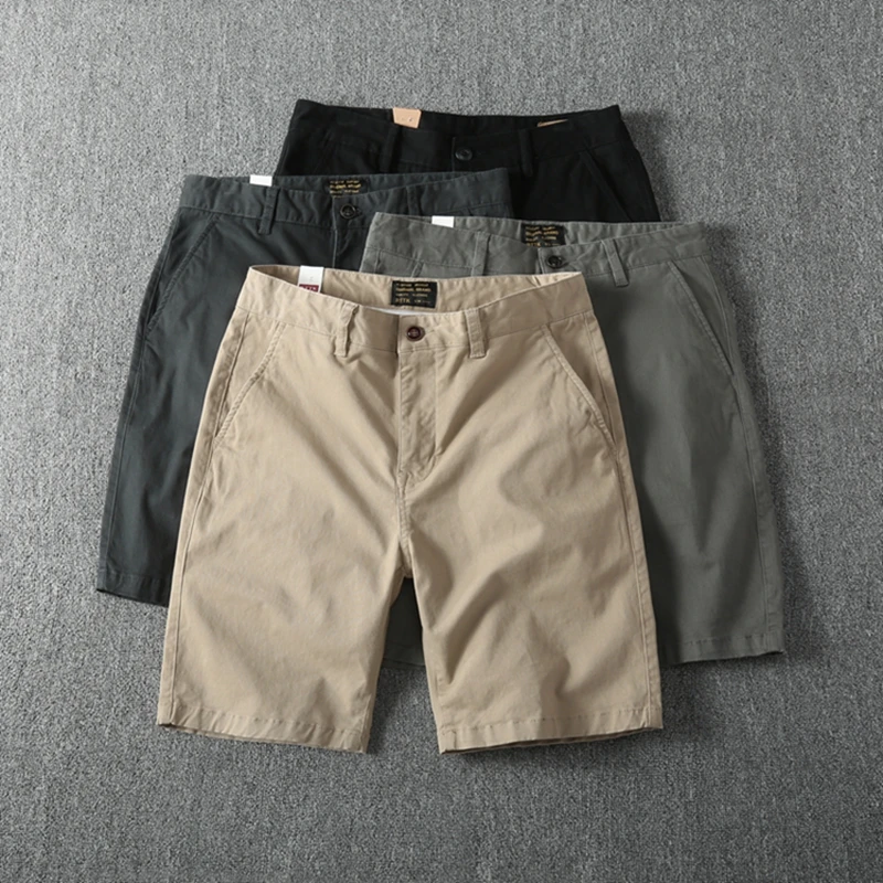 黒チノパンを選ぶべきタイミングは？実 は夏のカジュアルに最適な「カーキ色工装チノパン」が答え
