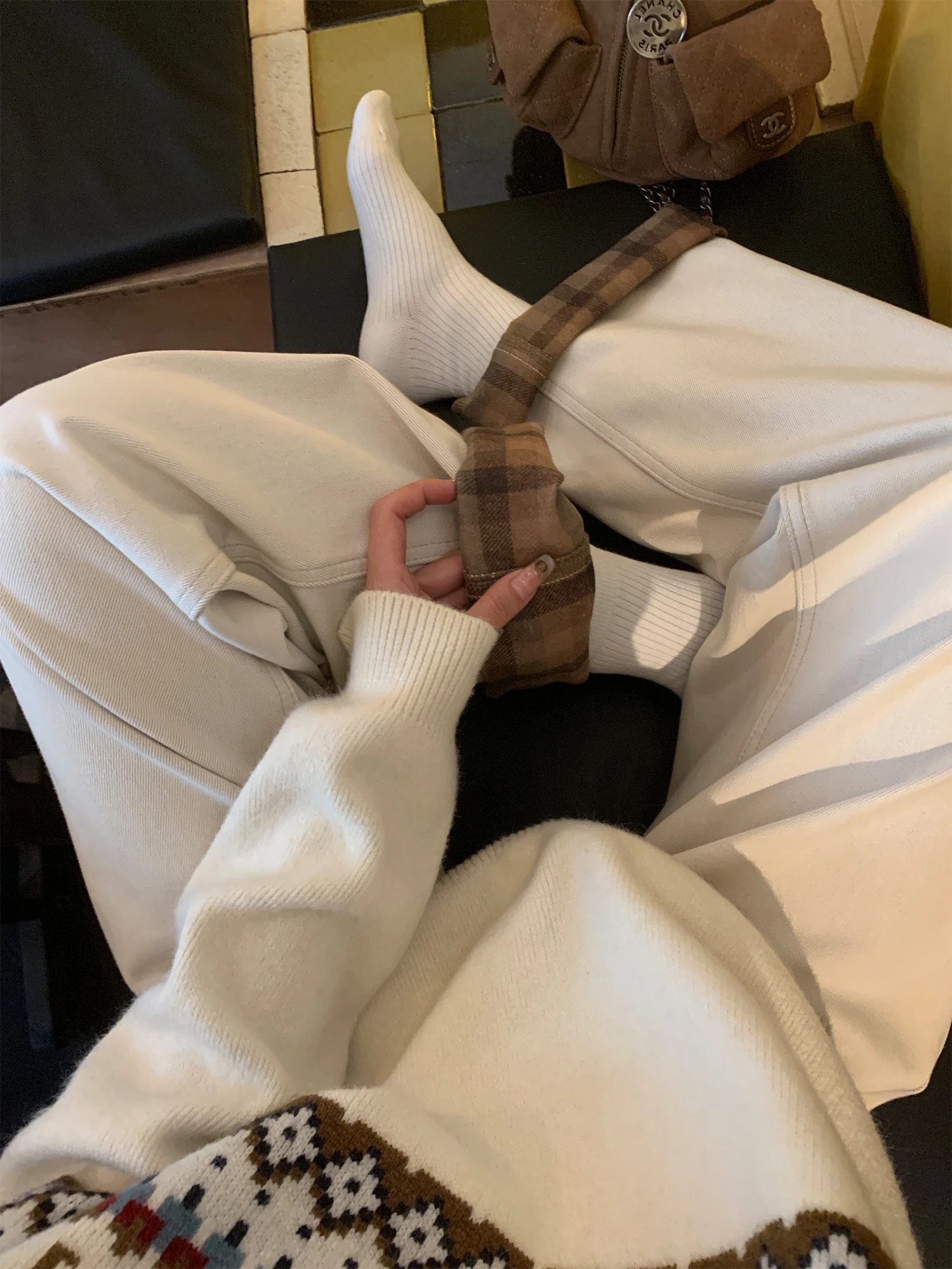 チェック柄の折り返しデニムパンツで、どんなスタイルにできるの？