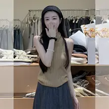 カーキ色のハイネックニットトップスとワイドパンツのコーデ（セットアップ対応）