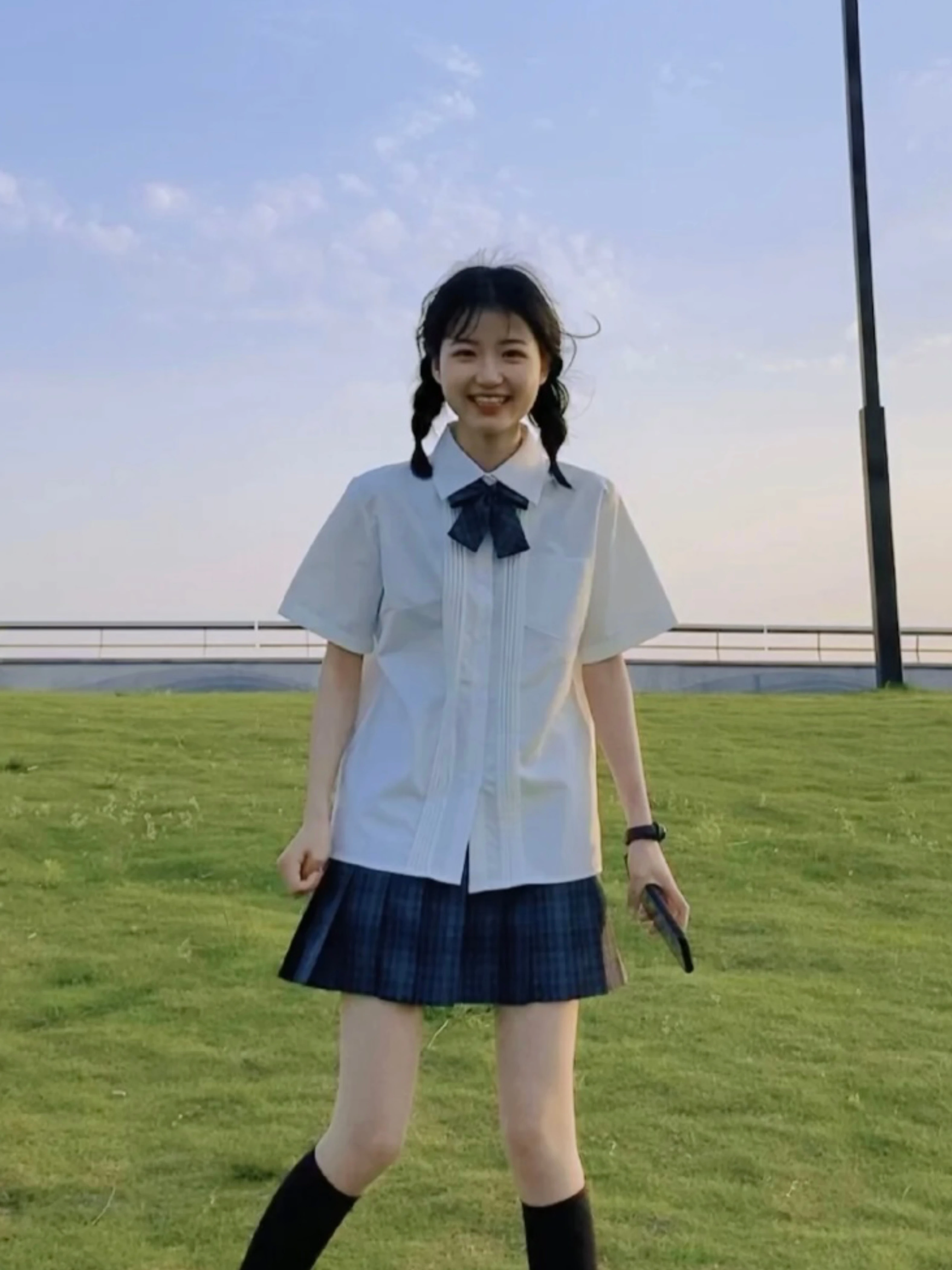 大人可愛いの本質とは？夏の白シャツと海苔チェックが解くスタイルの秘密