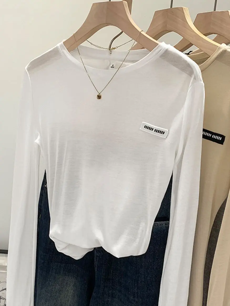白Tシャツを重ね着に活かすには？韓風の透け感が魅力のレディーストップスが今、注目されています