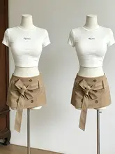 通勤スタイルのタイトなカーキ色のひざ丈スカートと白い半袖Tシャツ【デザイン性・夏用】（セットアップ対応）