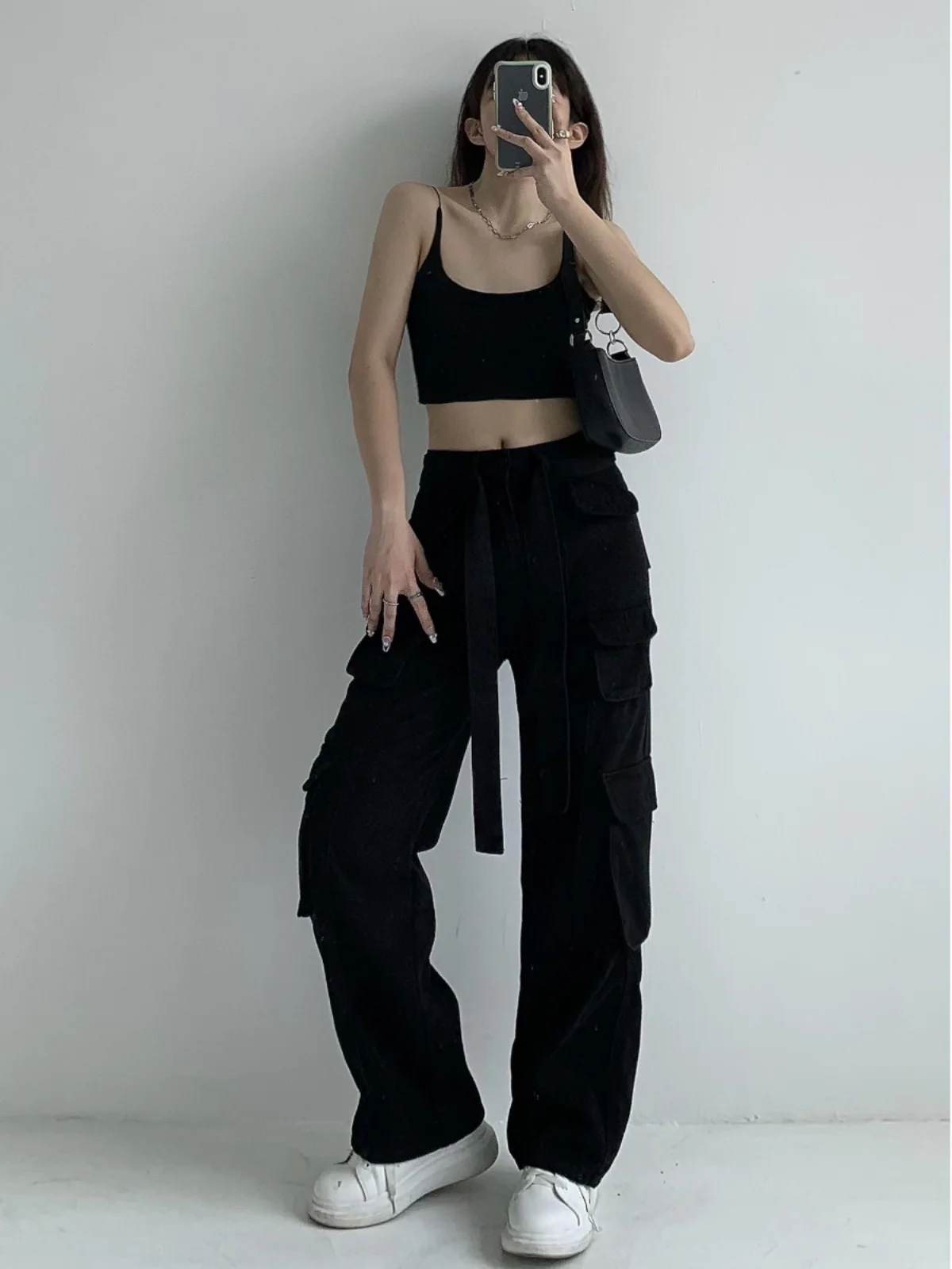 大人可愛い服 40代コーデのゆとりの秘密｜ワイドレッグカーゴパンツで自然なスタイルを実現