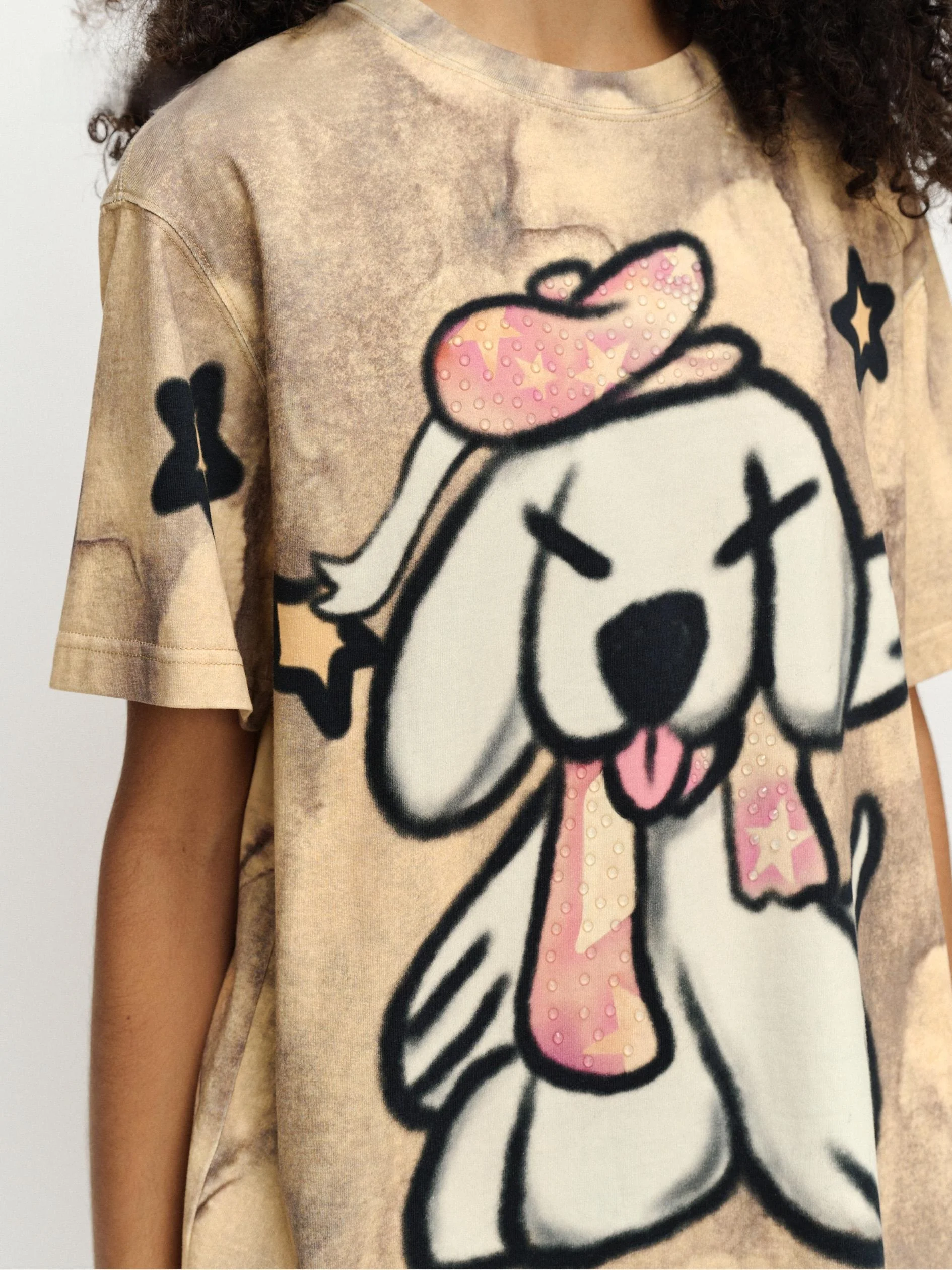 小犬のアートプリントTシャツ：女性向けゆったりデザインの夏季着用ガイド