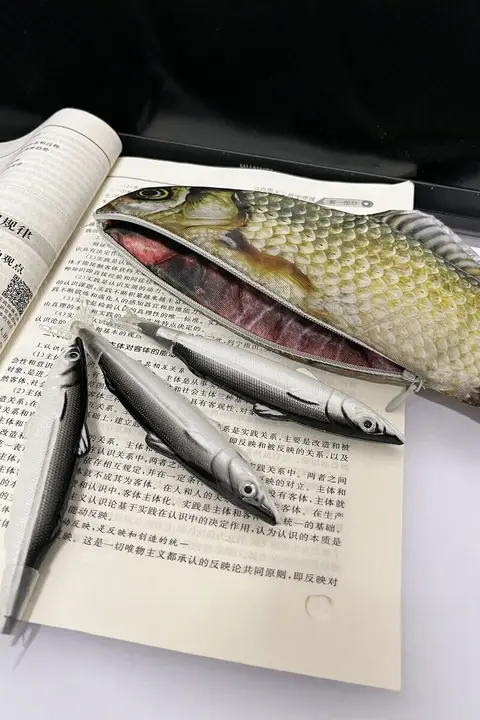 ユニークなデザインの魚型ペンケース【ブラック・文具入れ・学生用】