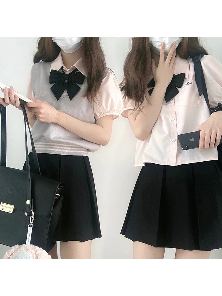 グレーのJK制服プリーツスカート：中学生女子に人気のシンプルスタイルとは