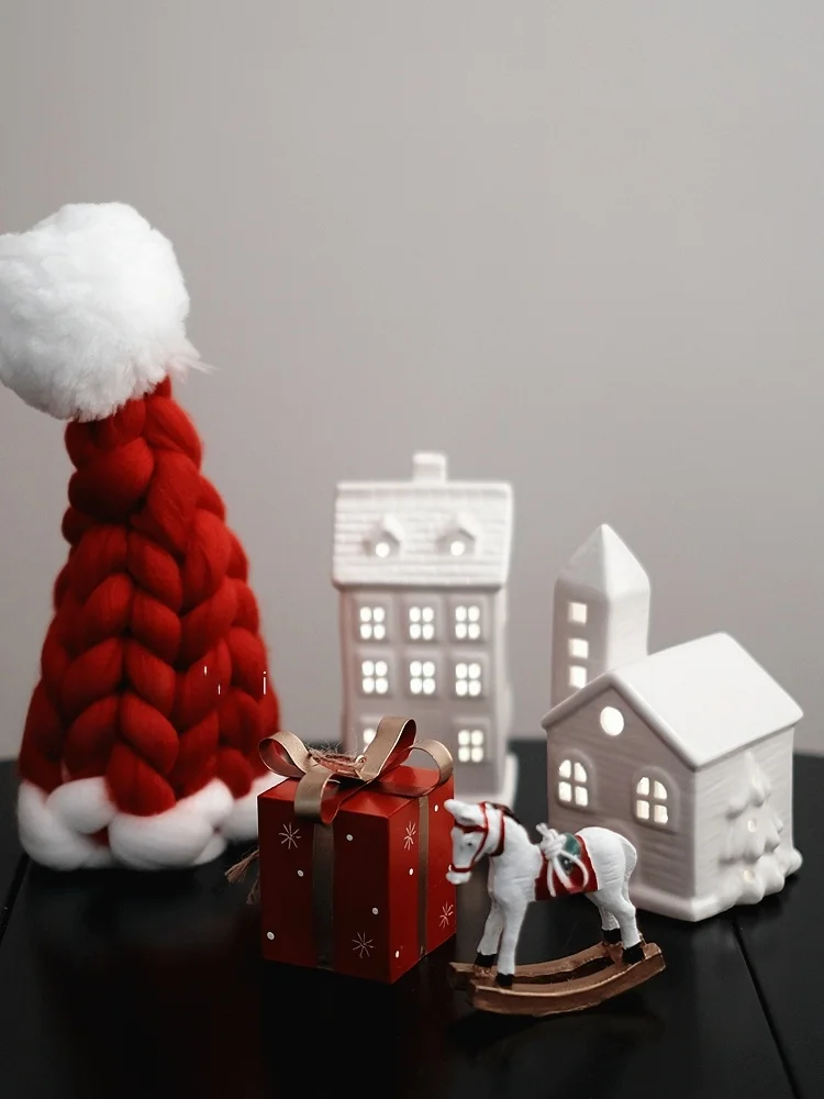 クリエイティブなクリスマス装飾オブジェ：照明付きミニハウスで空間の雰囲気を演出