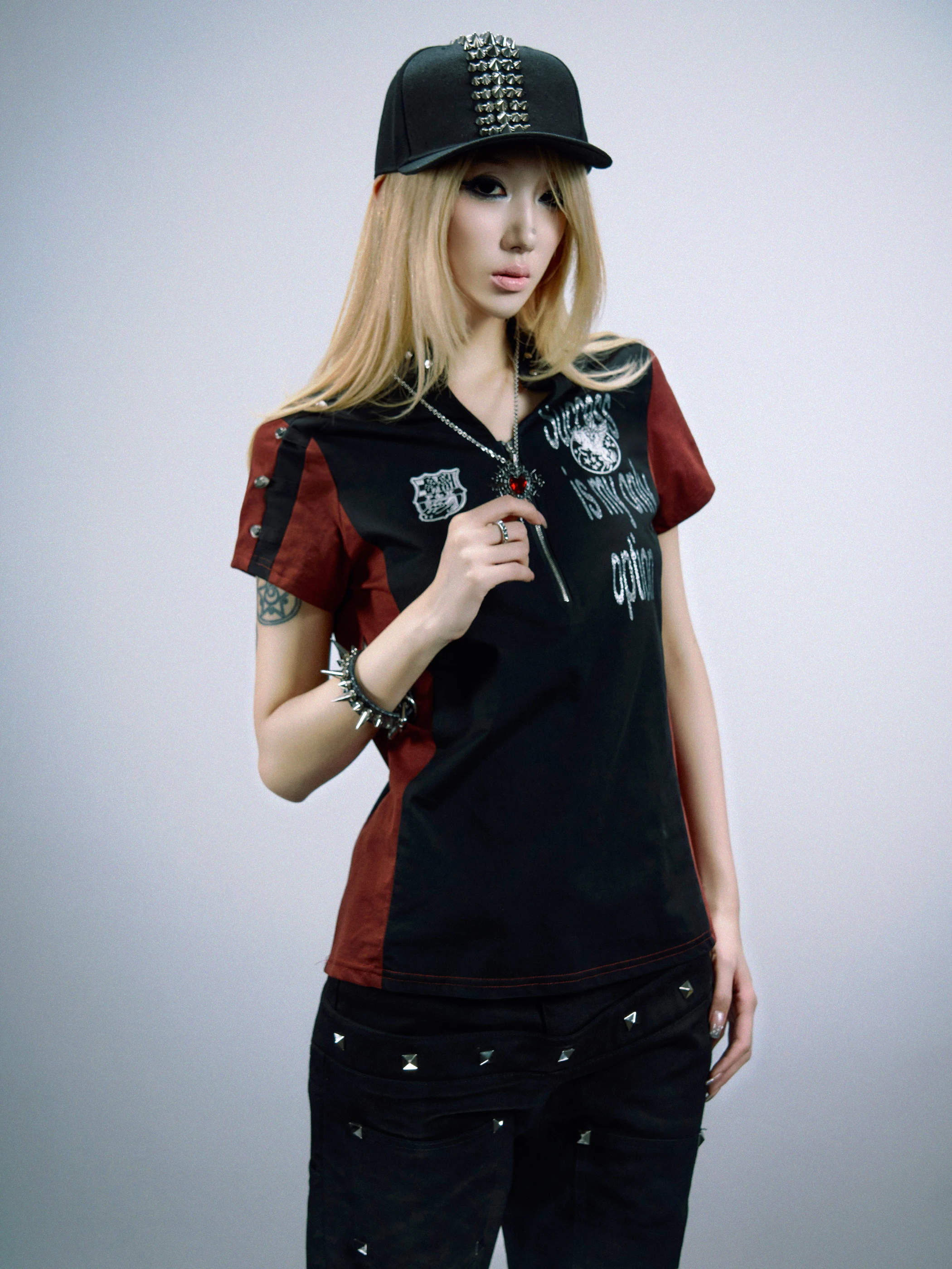 視覚的アーバンスタイル！スリムフィットTシャツ：アウトレット価格とデザインの実際