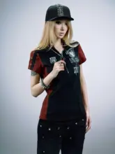 視覚的アーバンスタイル！ユニセックスのスリムフィット短袖Tシャツ【ラメ文字・スタッズ装飾・肩出しデザイン】