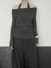 ストライプデザインの首掛け長袖Tシャツ【ブラック・グレー・ウエストシェイプ・一字肩・スタイリッシュ】（セットアップ対応）