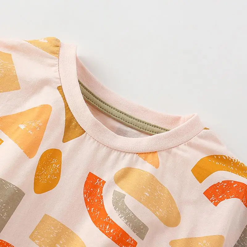 20度cに適した子供の服としての男の子用夏用Tシャツとショートパンツセットアップ