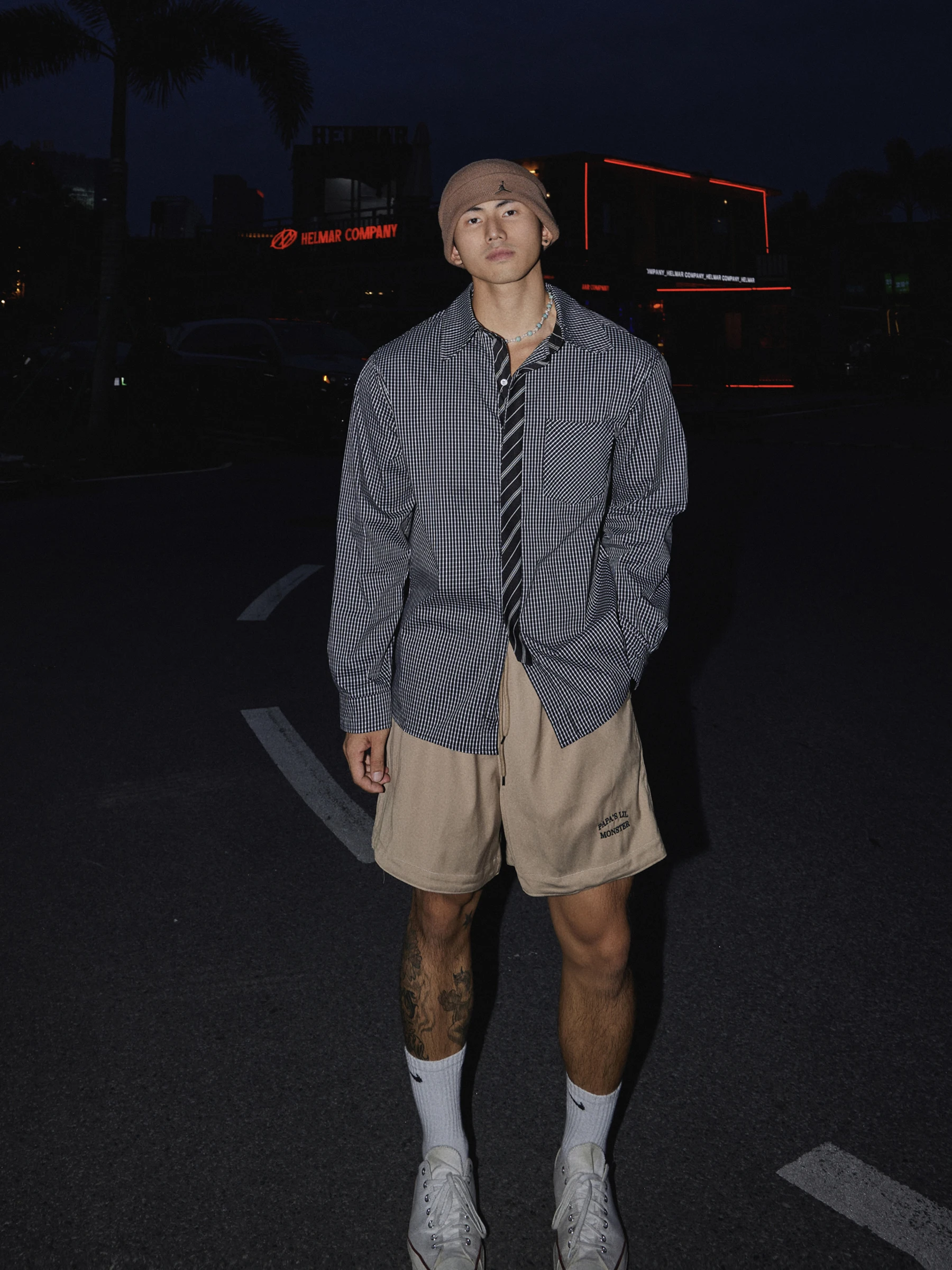 濃い青シャツを選ぶときに迷うなら、この1点が解決する？